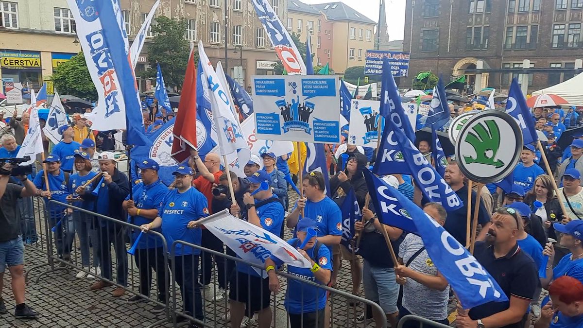 Lidé protestovali v Ostravě a Zlíně proti vládě